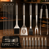 Kit de regalo BrasaIQ de 21 piezas para asador sobre mesa de madera